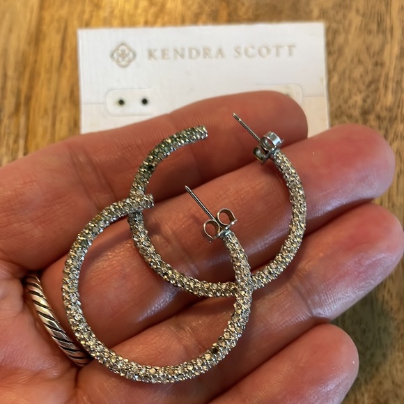 KENDRA SCOTT Silver Rhinestone Hoops Push-Back 1” Round Timeless Classic $80 NEW - Picture 16 of 16